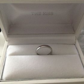 【THE KISS(ザ・キッス)の口コミ】 指輪にお互いの誕生石と好きなメッセージを20文字以内を彫刻できる事から…