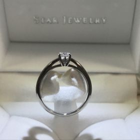 【STAR JEWELRY(スタージュエリー)の口コミ】 シンプルながら、ダイヤの下に星マークが配置されて単調にならないデザイ…