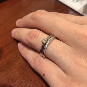 【TRECENTI(トレセンテ)の口コミ】 ダイヤモンドが斜めに入ったデザインですが、ダイヤモンドが入っている面…