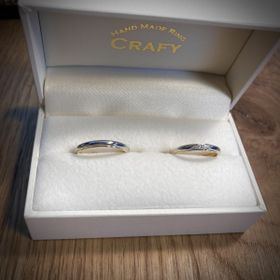 【CRAFY(クラフィ)の口コミ】 デザインはいろんなブランドのものを見て選びました。
彼は色白でプラチナ…