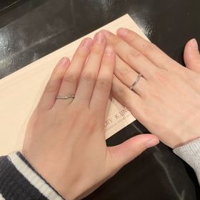 【ケイウノ ブライダル(K.UNO BRIDAL)の口コミ】 メレ入りのデザインのものを探していました。何点か試着した中でバチャマ…