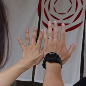 【出雲結(いずもゆい)の口コミ】 女性用はキラキラした綺麗なラインが気に入って決めました。
男性用はヘア…