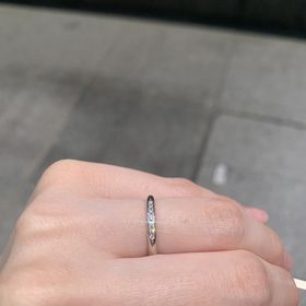 【銀座ダイヤモンドシライシの口コミ】 ストレートタイプでメレダイヤがあり、キラキラしているけどシンプルなも…