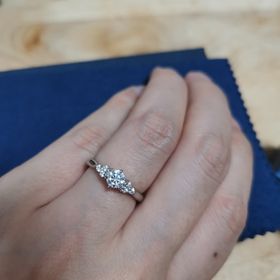 【銀座ダイヤモンドシライシの口コミ】 指輪のデザインも多く迷ってしまいましたが、店員さんが親身に相談に乗っ…