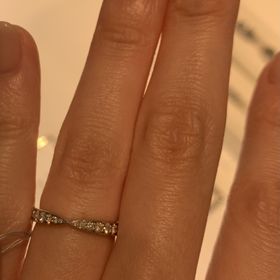 【ティファニー(Tiffany & Co.)の口コミ】 中心がくびれてリボンみたいな形でダイヤがサイドにいくにつれて徐々に大…