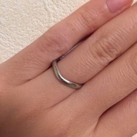 【ティファニー(Tiffany & Co.)の口コミ】 ダイヤが見えていない、だけどただのループの指輪のデザインでは嫌。それ…