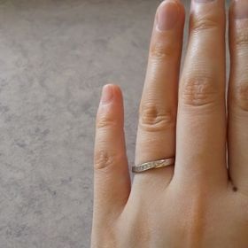 【4℃ BRIDAL(ヨンドシーブライダル)の口コミ】 シンプルだけど華やかさもあるデザインが気に入りました。ダイヤがさりげ…