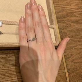 【ith(イズ)の口コミ】 中央の大きなダイヤの左下に小さなメレダイヤが一粒配置されている非対称…