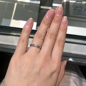 【アイプリモ(I-PRIMO)の口コミ】 ストレートライン、プラチナ素材、中央にミル打ちと
ダイヤモンドが入った…
