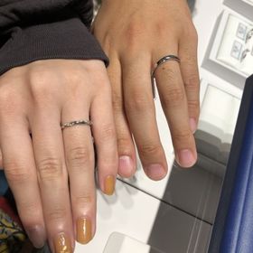 【銀座ダイヤモンドシライシの口コミ】 プラチナ素材でねじりがかかった宝石あしらいのデザインです。他にもいく…