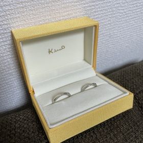 【ケイウノ ブライダル(K.UNO BRIDAL)の口コミ】 シンプルデザインだが、自分の指がぽっちゃりなのでスタイル良く見えるも…