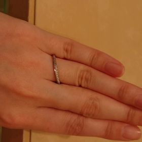 【Mariage ent(マリアージュエント)の口コミ】 メレダイヤの入った比較的華やかなマリッジリングを探しており、こちらの…