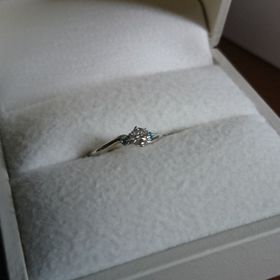 【RUNOA(ルノア)の口コミ】 ブルーダイヤが使われているデザインが好みであったこと、刻印や、誕生石…