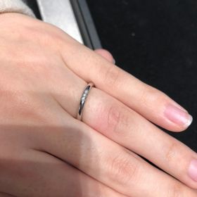 【ティファニー(Tiffany & Co.)の口コミ】 3石ダイヤの結婚指輪が気になり来店しました。
ダイヤの主張がそこまで強…