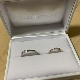 【STAR JEWELRY(スタージュエリー)の口コミ】 ウェーブデザインが他とは被らない感じでとても気に入りました。片側はピ…