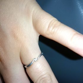 【サマンサシルヴァブライダルの口コミ】 デザインが可愛く大きすぎないダイヤがポイントです。裏に文字が入るのも…