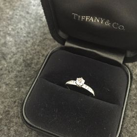 【ティファニー(Tiffany & Co.)の口コミ】 カジュアル過ぎずかしこまり過ぎないリングを探していました。一粒ダイヤ…