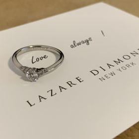 【ラザール ダイヤモンド(LAZARE DIAMOND)の口コミ】 とても可愛らしいデザインで、彼女の雰囲気にとてもマッチしていると感じ…