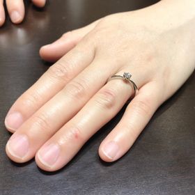 【TRECENTI(トレセンテ)の口コミ】 リング自体のデザインはもちろんですが、テーブルクリーンのダイヤモンド…