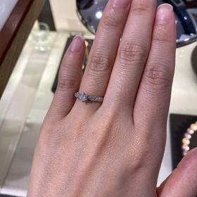 【ROCCA(ロッカ)の口コミ】 リング中央に向かって細くくびれていくデザインで、ダイヤの煌めきとリン…