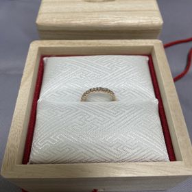 【TOMOE(トモエ)の口コミ】 婚約指輪を一緒に選びにいきました。デザイン、色、ダイヤのカットに一目…