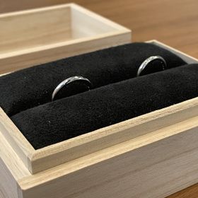 【出雲結(いずもゆい)の口コミ】 ひとつひとつの指輪の説明をスタッフさんから聞いた後で2人で決めました。…