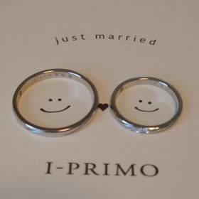 【アイプリモ(I-PRIMO)の口コミ】 華奢でシンプルなデザインを希望していました。
中央のダイヤと流れるよう…