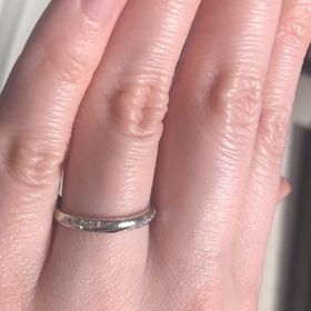 【エクセルコダイヤモンド(EXELCO DIAMOND)の口コミ】 ラインメレが左右に分かれているデザインで、真ん中はプラチナになってい…