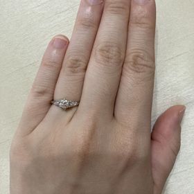 【宝寿堂(ほうじゅどう)の口コミ】 結婚指輪に重ね付けできるデザインだったのと、高さが目立ちすぎないので…