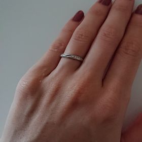 【アイプリモ(I-PRIMO)の口コミ】 決め手は婚約指輪とのセットリングであったことです。結婚指輪との重ね付…