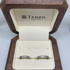 【TANZO.(鍛造指輪)の口コミ】 鍛造製法の強くて丈夫なリングと、フルオーダーできたことが決め手です。
…