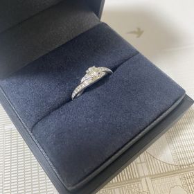 【ラザール ダイヤモンド(LAZARE DIAMOND)の口コミ】 デザインが可愛くて手につけた時に指輪が映えました。形がとても、可愛く…