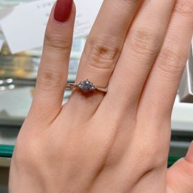 【アイプリモ(I-PRIMO)の口コミ】 メレダイヤがあることでセンターダイヤが大きく見えます。また、この指輪…