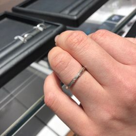 【銀座ダイヤモンドシライシの口コミ】 ダイヤモンドがたくさん着いたデザインです。
日常使いするのに、石は不要…