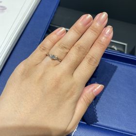 【エクセルコダイヤモンド(EXELCO DIAMOND)の口コミ】 決め手は細身で左右非対称なデザインと、ダイヤモンドがとても綺麗だった…