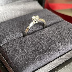 【ラザール ダイヤモンド(LAZARE DIAMOND)の口コミ】 結婚指輪と重ね付けしたかったので、シンプルなデザインがいいなと思い、…