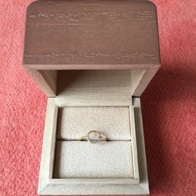 【アッシュペーフランス(H.P.FRANCE)の口コミ】 結婚指輪を探しに行った時にこの指輪に一目惚れしてしまいました。婚約指…