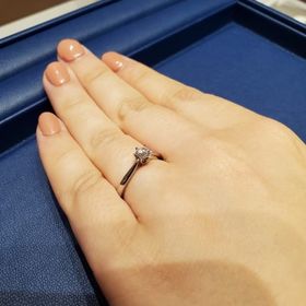 【銀座ダイヤモンドシライシの口コミ】 最初はメレダイヤがついたものをさがしていましたが、シンプルでかわいい…