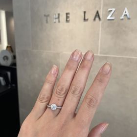 【ラザール ダイヤモンド(LAZARE DIAMOND)の口コミ】 一目惚れです。大きなダイヤにしなくても、周りにダイヤがふんだんについ…