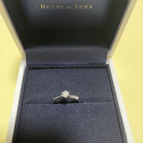 【HOSHI no SUNA 星の砂(ほしのすな)の口コミ】 指輪の決めてはシンプルながらダイヤモンドがよく目立つところです。普段…