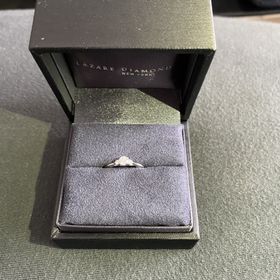 【ラザール ダイヤモンド(LAZARE DIAMOND)の口コミ】 この指輪の決め手は圧倒的なダイヤモンドの輝きとそのシルエットの美しさ…