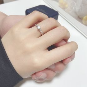 【銀座ダイヤモンドシライシの口コミ】 デザインはウェーブやねじねじの指輪を探していていました。ウェーブだと…