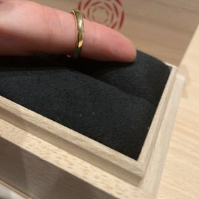 【出雲結(いずもゆい)の口コミ】 指輪の曲線がとても綺麗で、ゴールドの光が煌びやかです。シンプルに見せ…