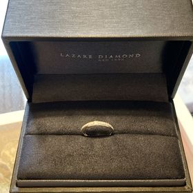 【ラザール ダイヤモンド(LAZARE DIAMOND)の口コミ】 結婚指輪は元々プラチナのシンプルな指輪を探していましたが、ラザールダ…