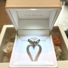 【STAR JEWELRY(スタージュエリー)の口コミ】 繊細さと可憐さがあるデザインがとても気に入りました。ウェーブタイプな…