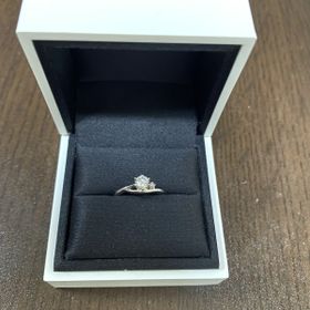 【FOREVERMARK(フォーエバーマーク)の口コミ】 シンプルかつ可愛いデザインにしました。メインのダイヤモンドのサイズは…