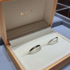 【ケイウノ ブライダル(K.UNO BRIDAL)の口コミ】 ダイヤモンドの数の多さと、リングが真っ直ぐなのに捻れて動きがある見た…