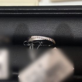 【ジュエリーツツミ(JEWELRY TSUTSUMI)の口コミ】 アームがクロスするシンプルで上品なデザインであり、色々なファッション…