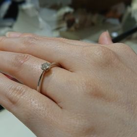 【TRECENTI(トレセンテ)の口コミ】 指輪のつけ心地とダイアモンドの質が良かったことです。
その二つは譲れな…