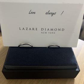 【ラザール ダイヤモンド(LAZARE DIAMOND)の口コミ】 小指にかけてメレダイヤがついており、キラキラと輝いて見えたのが決め手…
